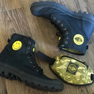 Palladium Pampa Smiley Edition Like New